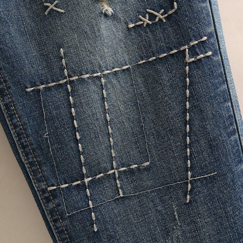 Broderade Trasiga Jeans