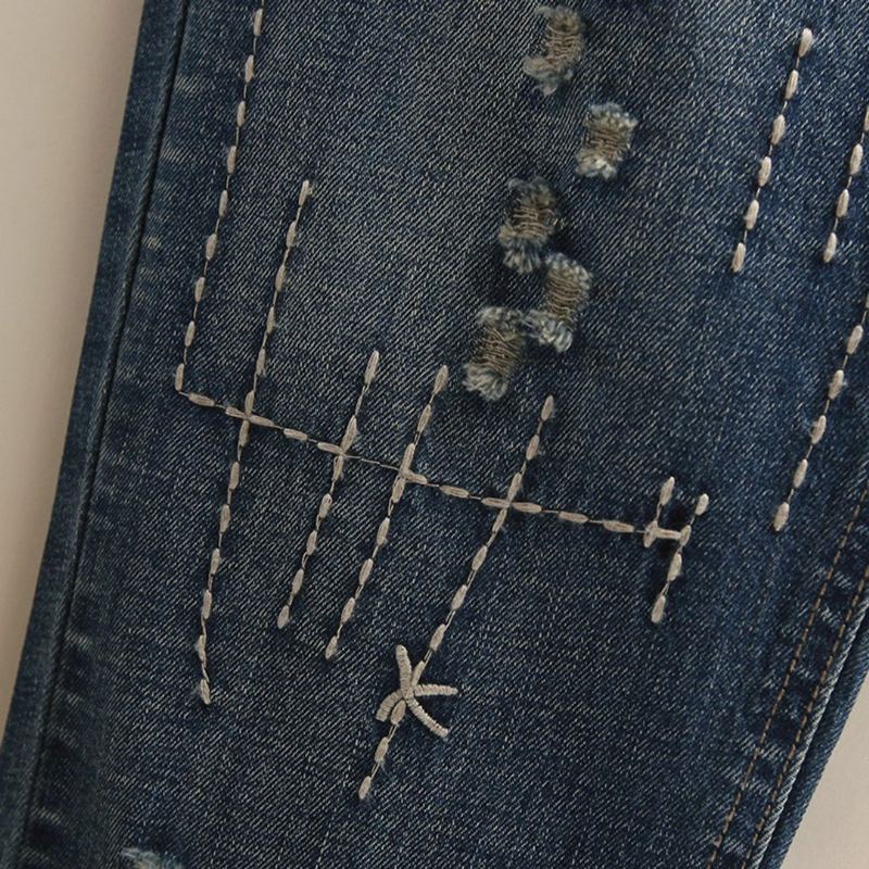 Broderade Trasiga Jeans